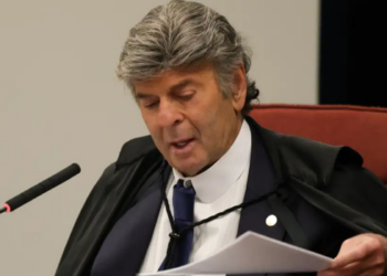 Luiz Fux é sorteado relator de ação que pede registros de entrada e saída do Senado de Viviane Barci, Daniel Vorcaro e outras pessoas.