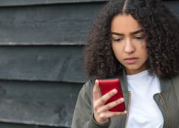 Comissão Europeia propõe novas regras para proteger menores na internet, incluindo restrições para contas em redes sociais e controle parental.