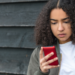 Comissão Europeia propõe novas regras para proteger menores na internet, incluindo restrições para contas em redes sociais e controle parental.