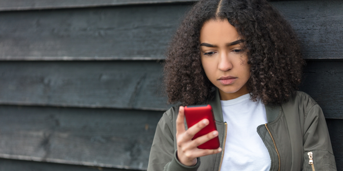 Comissão Europeia propõe novas regras para proteger menores na internet, incluindo restrições para contas em redes sociais e controle parental.