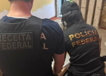 Polícia Federal realiza Operação Tegmen no Rio para investigar declarações falsas de eletrônicos enviados ao Brasil e possível sonegação de impostos.