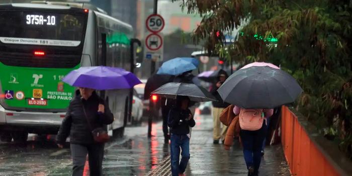 Massa de ar frio muda o tempo no Brasil nesta quarta-feira, com chuva forte no Sudeste, frio no Sul e calor no Norte e Nordeste.