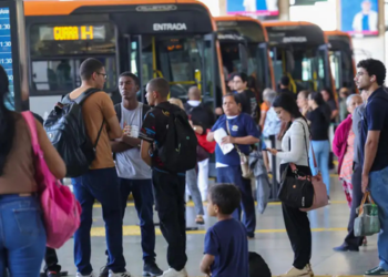 Pesquisa mostra como insegurança, custo e problemas no transporte afetam trabalho, estudos, lazer e rotina de mulheres brasileiras.