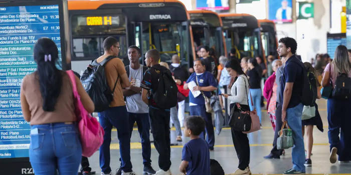 Pesquisa mostra como insegurança, custo e problemas no transporte afetam trabalho, estudos, lazer e rotina de mulheres brasileiras.