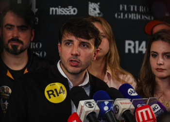 Partido Missão e Renan Santos acionam o TSE contra publicações pagas de perfis estrangeiros no X que, segundo a legenda, favoreceriam Flávio Bolsonaro.