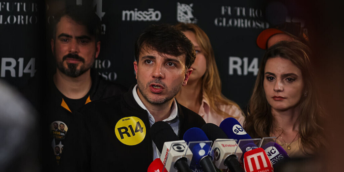 Partido Missão e Renan Santos acionam o TSE contra publicações pagas de perfis estrangeiros no X que, segundo a legenda, favoreceriam Flávio Bolsonaro.
