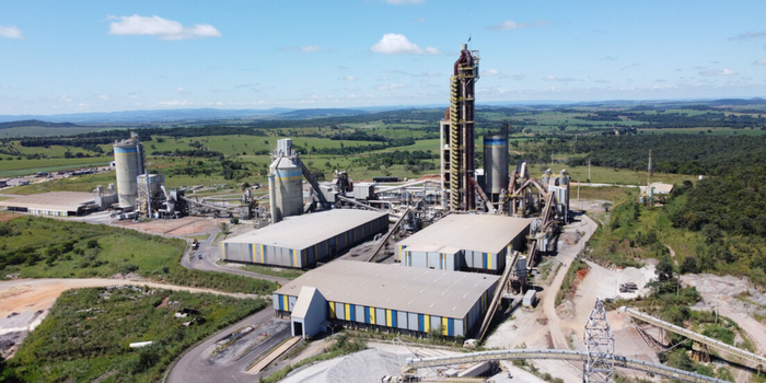 BNDES aprova R$ 75,5 milhões para modernização tecnológica de fábricas da Votorantim Cimentos, com uso de IA, IoT e computação em nuvem.