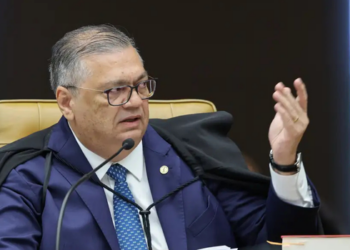 Flávio Dino determina que a Polícia Federal investigue a atuação da CVM em processos ligados ao Banco Master e o arquivamento de uma denúncia de 2022.