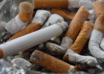  Alguns usuários estão voltando ao cigarro convencional para tentar abandonar o vape, mas especialistas alertam sobre os riscos e o uso duplo de nicotina.