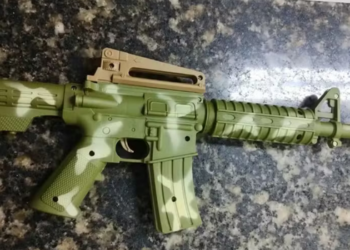  Homem de 29 anos foi preso após tentar roubar uma farmácia com um simulacro de arma em Cabo Frio. Funcionários conseguiram contê-lo.