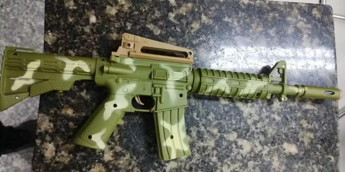 Homem de 29 anos foi preso após tentar roubar uma farmácia com um simulacro de arma em Cabo Frio. Funcionários conseguiram contê-lo.