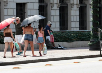 Calor pode aumentar a conta de luz mesmo com bandeira verde. Entenda como maior consumo de energia pode pesar no orçamento.