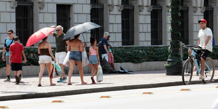 Calor pode aumentar a conta de luz mesmo com bandeira verde. Entenda como maior consumo de energia pode pesar no orçamento.