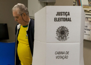 Quase 17 milhões de brasileiros com mais de 70 anos estão aptos a votar nas eleições de 2026, segundo dados do TSE. O voto é facultativo para essa faixa etária.