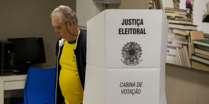 Quase 17 milhões de brasileiros com mais de 70 anos estão aptos a votar nas eleições de 2026, segundo dados do TSE. O voto é facultativo para essa faixa etária.