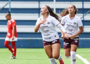  Lula sanciona projeto com novas diretrizes para o futebol feminino, incluindo profissionalização, igualdade e combate à violência no esporte.