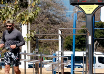Onda de calor mantém temperaturas acima de 40°C em várias regiões do Brasil, enquanto frente fria deve mudar o tempo a partir de quarta-feira.