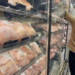 Auditoria da União Europeia considerou satisfatórios os controles brasileiros para carne de aves e mel, mas retomada das exportações ainda depende de etapas regulatórias.