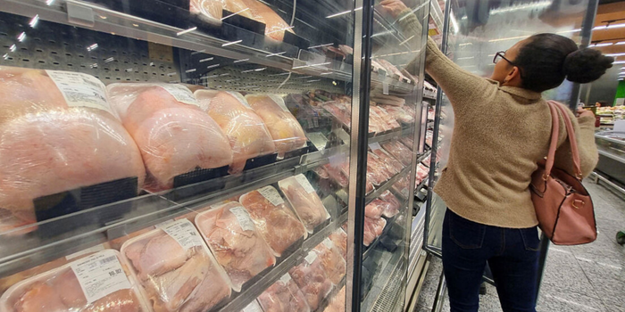 Auditoria da União Europeia considerou satisfatórios os controles brasileiros para carne de aves e mel, mas retomada das exportações ainda depende de etapas regulatórias.