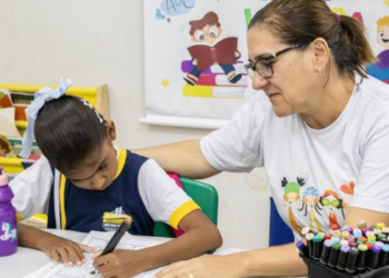 Rio das Ostras promove capacitações para profissionais da educação com foco em inclusão, saúde mental e proteção de crianças e adolescentes.