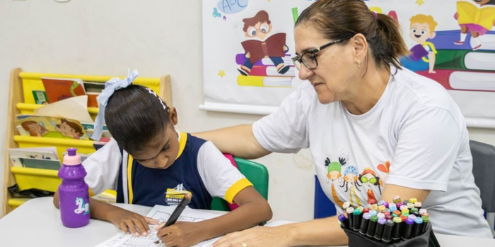 Rio das Ostras promove capacitações para profissionais da educação com foco em inclusão, saúde mental e proteção de crianças e adolescentes.