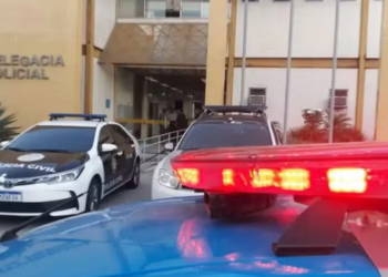 Professor de 56 anos é afastado de escola estadual em Arraial do Cabo após denúncias de suposto assédio sexual contra estudantes.