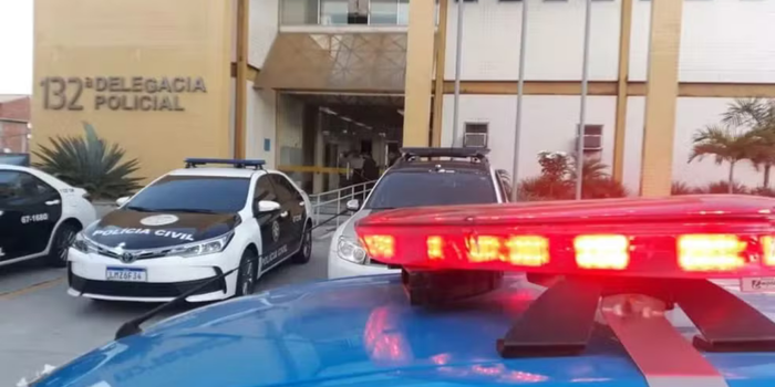 Professor de 56 anos é afastado de escola estadual em Arraial do Cabo após denúncias de suposto assédio sexual contra estudantes.
