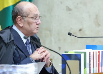  Gilmar Mendes volta a criticar vazamentos de investigações no STF e cita o caso Banco Master durante homenagem a Edson Fachin.