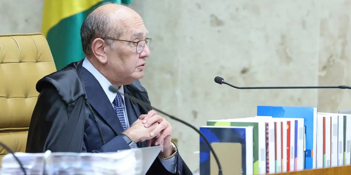 Gilmar Mendes volta a criticar vazamentos de investigações no STF e cita o caso Banco Master durante homenagem a Edson Fachin.