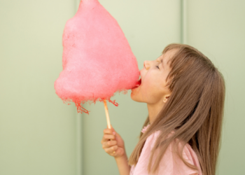 Consumo precoce de açúcar pode favorecer obesidade, diabetes e cáries. Especialistas recomendam evitar açúcar adicionado até os 2 anos.