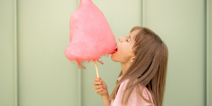 Consumo precoce de açúcar pode favorecer obesidade, diabetes e cáries. Especialistas recomendam evitar açúcar adicionado até os 2 anos.