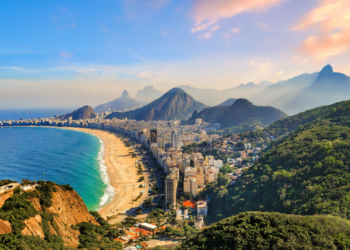 Ministério do Turismo realiza pesquisa nacional com 22,5 mil entrevistas para conhecer hábitos, gastos e preferências de turistas no Brasil.