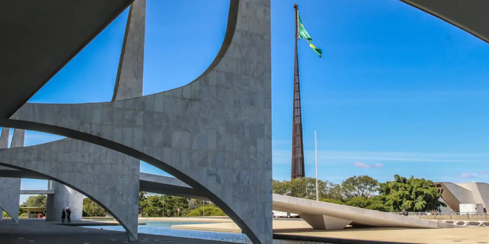 Entenda quais são as responsabilidades do presidente da República e dos governadores e como a Constituição divide as competências entre União e estados.