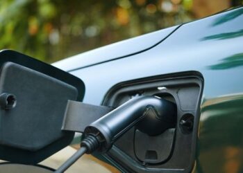Brasil se aproxima de 1 milhão de veículos eletrificados. Vendas recordes e economia no abastecimento impulsionam o mercado automotivo.