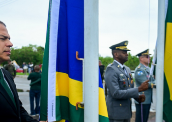Programação começou com hasteamento das bandeiras e reuniu militares, estudantes, autoridades e representantes da sociedade.