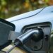 Brasil se aproxima de 1 milhão de veículos eletrificados. Vendas recordes e economia no abastecimento impulsionam o mercado automotivo.