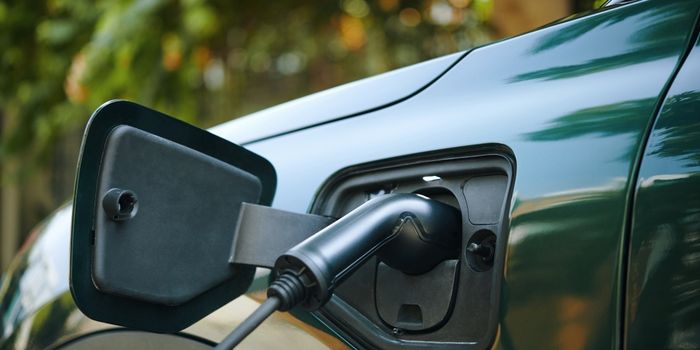 Brasil se aproxima de 1 milhão de veículos eletrificados. Vendas recordes e economia no abastecimento impulsionam o mercado automotivo.