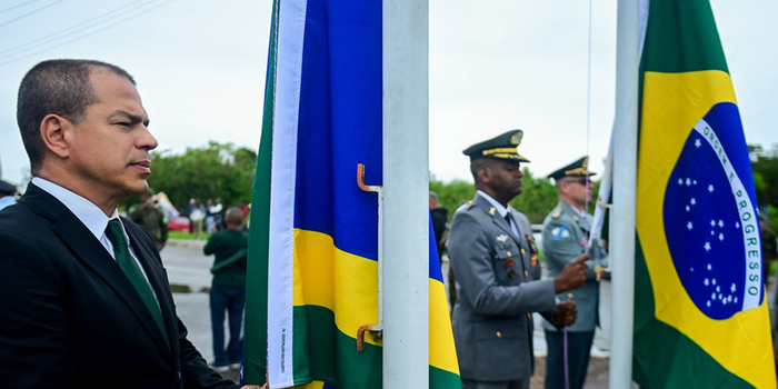 Programação começou com hasteamento das bandeiras e reuniu militares, estudantes, autoridades e representantes da sociedade.