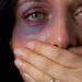No Estado do Rio, 538 mulheres vítimas de violência doméstica utilizam o botão do pânico. Dispositivo foi acionado 67 vezes em 2026.