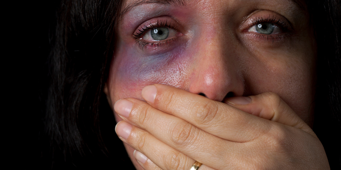 No Estado do Rio, 538 mulheres vítimas de violência doméstica utilizam o botão do pânico. Dispositivo foi acionado 67 vezes em 2026.