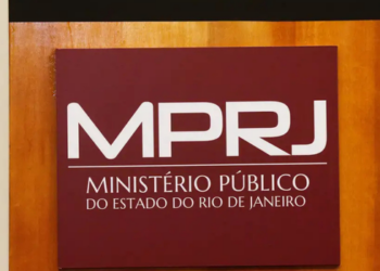 MPRJ denuncia oito pessoas por suposta lavagem de R$ 5,2 milhões do jogo do bicho por meio de bets. Justiça suspendeu atividades de duas empresas investigadas.
