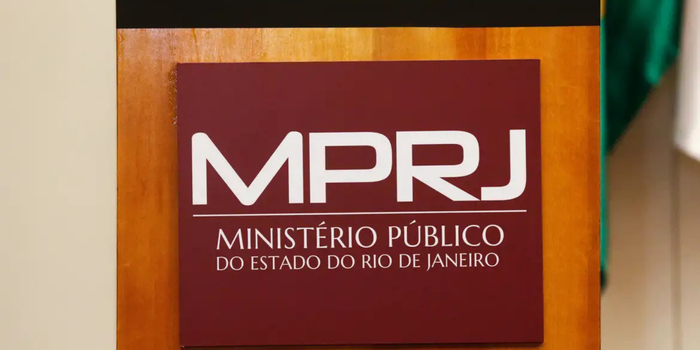 MPRJ denuncia oito pessoas por suposta lavagem de R$ 5,2 milhões do jogo do bicho por meio de bets. Justiça suspendeu atividades de duas empresas investigadas.