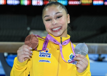 Flávia Saraiva conquista a medalha de ouro nas paralelas assimétricas na Copa do Mundo de Ginástica Artística, disputada na Hungria.