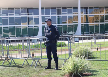 Gilmar Mendes critica condução do caso Master e questiona vazamentos de informações durante sessão extraordinária do Supremo.