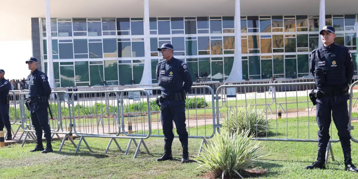 Gilmar Mendes critica condução do caso Master e questiona vazamentos de informações durante sessão extraordinária do Supremo.