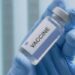 Fiocruz prepara estudo clínico de vacina brasileira de RNA mensageiro contra a Covid-19 com participação prevista de 90 voluntários.