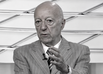 Claudio Carsughi morreu aos 93 anos após 27 dias de internação. Jornalista construiu longa carreira no futebol e no automobilismo brasileiro.