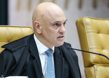 Alexandre de Moraes se declarou impedido de analisar ação que pede registros de entrada no Senado de sua esposa, Viviane Barci, e outras pessoas.