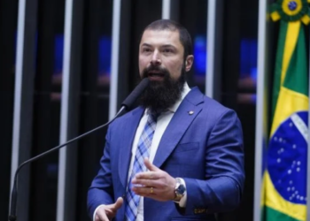 Vídeo mostra o deputado Paulo Bilynskyj discutindo com motociclista durante ato de campanha em São José do Rio Preto, no interior de São Paulo.