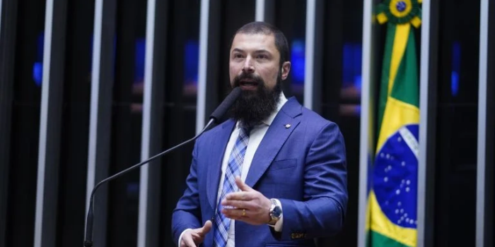 Vídeo mostra o deputado Paulo Bilynskyj discutindo com motociclista durante ato de campanha em São José do Rio Preto, no interior de São Paulo.
